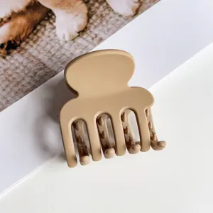 Detailaufnahme der matten Haarklammer, elegante beige Haarklammer für schickes Styling.