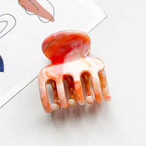 Kleiner Haarspange Detailaufnahme mit Marmor Muster, elegantes Haaraccessoire für Frauen.