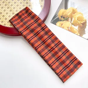 Oranje ruit sport hoofdband, elastische haarband en stijlvolle haaraccessoire voor dagelijks.