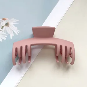 Mattrosa Haarklammer Nahaufnahme, elegantes Detailbild für alltägliche Frisuren-Accessoires.