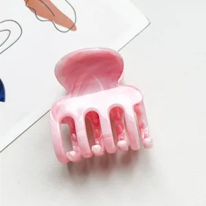 Kleine Marmor Haarklammer, rosa Harz 4-Zähne minimalistisches Haarstyling Zubehör Detailansicht.