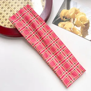Roze geruite sporthoofdband, stijlvolle elastische haarband voor dagelijks gebruik en sport.