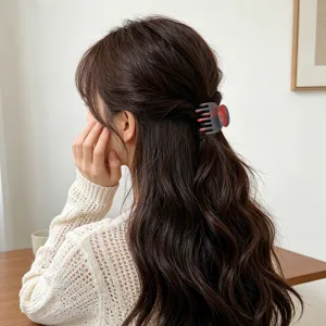 Detailansicht der 7-Zahn Haarklammer mit Farbverlauf und sicherem Halt für modische Frisuren.