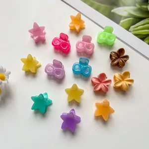 Bunte Mini Haarklammern Set mit süßen Stern-, Schleifen- und Blumenmotiven für schöne Frisuren.