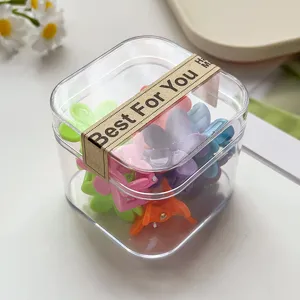 Detailaufnahme süßer Mini Blumen Haarklammern im transparenten Set, ideal für Kinder und Mädchen Styling.