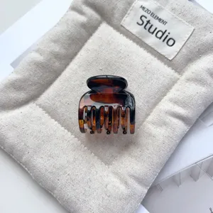 Braune Schildpatt Haarklammer mit 7 Zähnen Detailansicht, elegante Acryl Haargreifer für Damen.