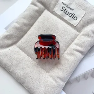Detailaufnahme einer stilvollen Leo-Print Haarklammer, ideal für elegante Halb-Hochsteckfrisuren.