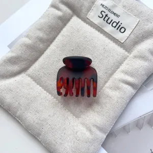 Detail der braunen Schildpatt 7-Zahn Haarkralle, kompaktes Design für schicke halbe Frisuren.