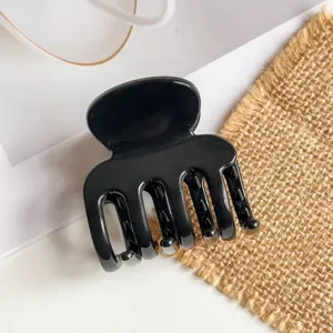 Nahaufnahme einer kleinen schwarzen Silikon Haarklammer für elegante Frisuren im Alltag.