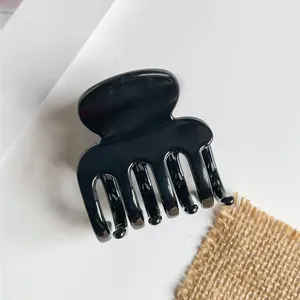 Close-up van een zwarte glanzende haarklem, stijlvol haaraccessoire voor dagelijks gebruik.