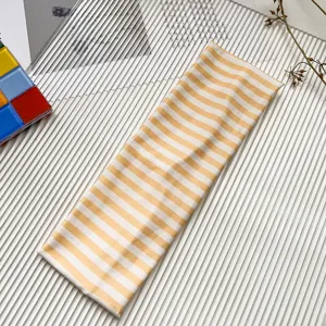 Fascia per capelli da yoga in cotone a righe, elastica e assorbente per sport e fitness.