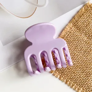 Kleine weiche Silikon 4-Zahn Haarklammer Detailansicht für elegante hohe Pferdeschwänze.