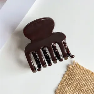Donkerbruine glanzende haarklem van PC-materiaal, stijlvol haaraccessoire voor elegante kapsels.