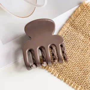 Braune kleine Haarklammer im Detail, weiches Silikonmaterial, ideal für elegantes Alltags-Styling.