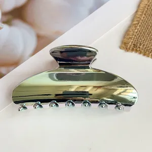 Primo piano della molletta per capelli elettrolitica arc-en-ciel per acconciature.