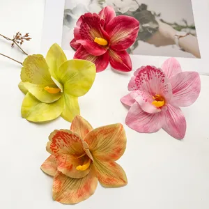 Detaillierte Nahaufnahme lebendiger Kunstblumen-Haarspangen, böhmischer Urlaubs-Haarschmuck.