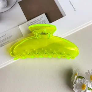 Vista di dettaglio della molletta per capelli trasparente in plastica giallo neon