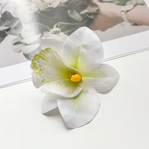 Weiße künstliche Orchideen-Haarspange, Nahaufnahme-Detail des böhmischen Blumen-Haaraccessoires.