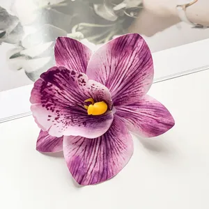 Lila Orchidee Haarklammer Detailaufnahme, lebendige Blumen Haarspange, Bohemian Haarschmuck.