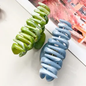 Dettaglio molletta per capelli zucca marmorizzata, elegante pinza per capelli da donna.