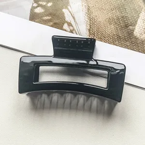 Schwarze rechteckige hohle Haarklammer große geometrische Haarspange Detailansicht