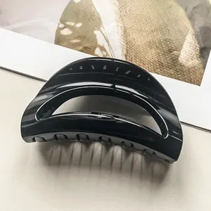 Schwarze geometrische hohle Haarklammer, große elegante Haarspange für stilvolles Styling.