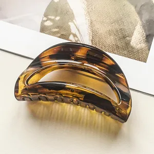 Schildpatt Haarklammer Detailaufnahme, Bogen hohles Design, glattes PC Material für elegante Frisuren.