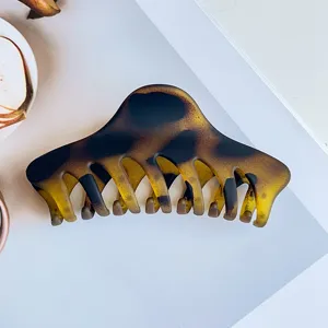 Elegante Haarklammer mit Schildpatt-Muster, matte Acryl Haifischklaue für stilvolles Haarstyling.