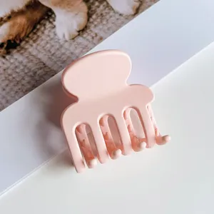 Detailaufnahme der kleinen Haarklammer in mattem Rosa, weiche Textur und sicherer Halt.