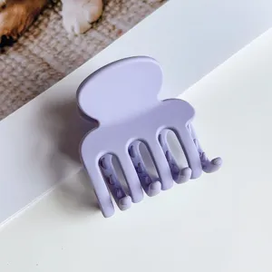 Mattes lila Haarklammer Detail, kompakte kleine Haarklammer für Zöpfe und Hochsteckfrisuren.