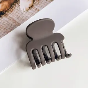 Matte dunkelgraue kleine Haarklammer Detailansicht, stilvoller minimalistischer Haargreifer.