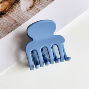 Detailaufnahme der blauen matten Haarkralle fuer Damen Haarschmuck Stylingwerkzeug