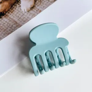 Matte hellblaue Haarklammer Nahaufnahme, mit kompakter Größe und robustem Mehrzahn Design.