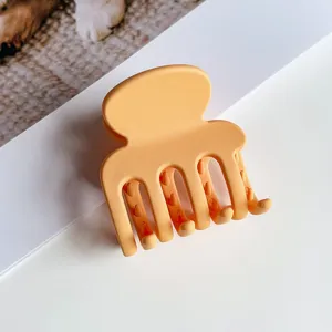 Matte orange kleine Haarklammer Detailansicht, stilvolle einfarbige Haarkralle für Damen.