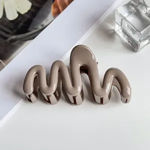 Stylish wavy hair claw clip for women, elegant brown acrylic shark clip for daily chic hairstyles.
