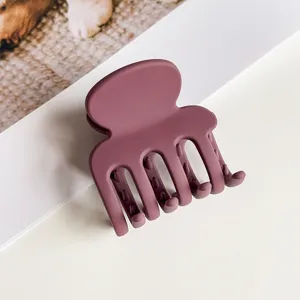 Matt violette Haarklammer für Damen, kleine Haarspange mit starkem Halt, eleganter Haarschmuck.