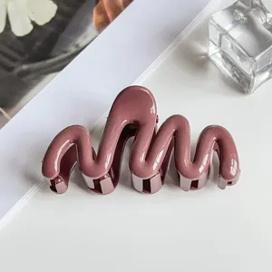 Detail view of a mauve wavy hair claw clip, elegant minimalist design for daily hairstyles.
