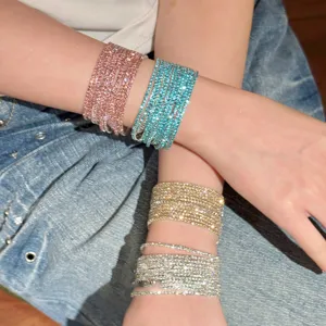 Primo piano dettagliato di bracciali elastici in strass di cristallo multicolore.