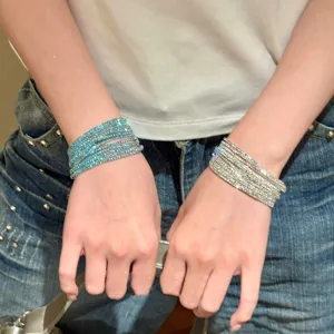 Bracciale elastico in cristallo strass multi-filo scintillante, dettaglio gioiello.