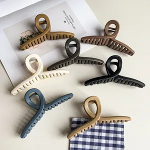 Detailansicht matter geometrischer Haarklammern in verschiedenen Farben, elegante Haargreifer.