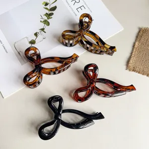 Schleifen Haarklammer Set mit stilvollem Leo-Muster und klassischem Design für tolle Frisuren.
