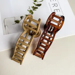 Detailaufnahme von matten Khaki und Schildpatt Haarklammern im minimalistischen Design.