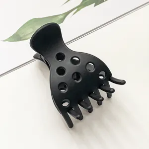 Zwarte matte uitgeholde haarspeld voor vrouwen elegante haaienclip detailweergave accessoire