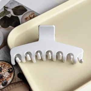 Elegante weiße Haarklammer glänzende Silikon Haifischklammer für Damen Alltag Haaraccessoires