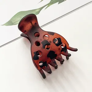 Gedetailleerd overzicht van de vintage schildpad haarklem met uniek ajourdesign voor haar.