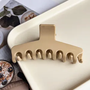 Cremige glänzende Haarklammer für Damen, stilvolles Haaraccessoire für den Alltag, elegant.