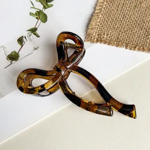 Elegante Schildpatt Schleife Haarklammer, modische Acryl Haarkralle für stilvolles tägliches Styling.
