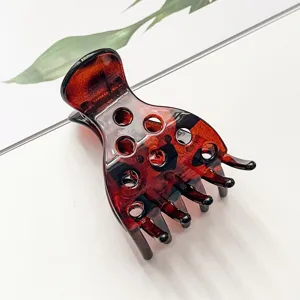 Detailopname van retro schildpad haarklem, stijlvolle kunsthars haarklem voor dagelijks haar.