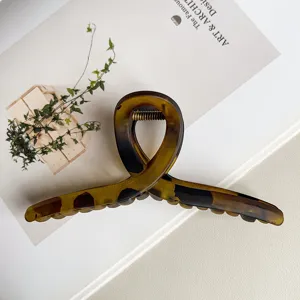 Detailansicht der 13cm Kreuz Haarklammer aus dickem PC Material, elegantes Haaraccessoire.