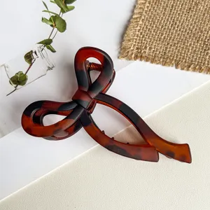 Nahaufnahme einer stilvollen Haarklammer mit Schildpatt-Muster und Schleife, ideal fürs Styling.